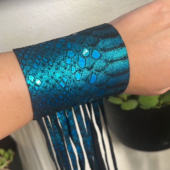 Turquoise printed leather long fringe bracelet - Picture 2 of 10